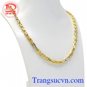 Để giúp sản phẩm càng thêm thu hút và ấn tượng, các người thợ chế tác đã khéo léo kết hợp vàng màu cùng vàng trắng.