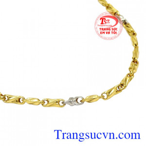 Dây chuyền phong cách thời trang dễ dàng kết hợp cùng nhiều kiểu trang phục.