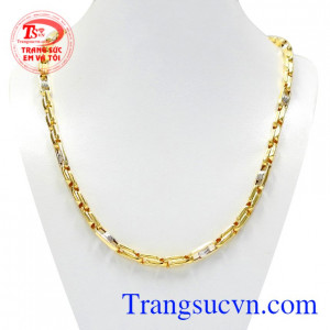 Dây chuyền thành đạt vàng tây là một gợi ý hay cho phái mạnh.