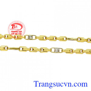 Sự kết hợp vàng màu và vàng trắng tạo điểm nhấn ấn tượng cho sản phẩm.