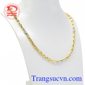 Sự nam tính, mạnh mẽ và lịch lãm được thể hiện qua từng đường nét trên chiếc dây chuyền.