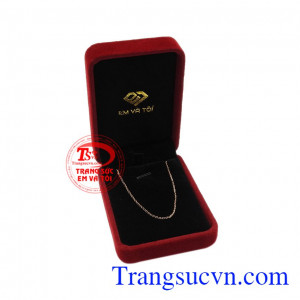 Với chế tác từ vàng hồng mang vẻ ấn tượng, dễ dàng kết hợp cùng các trang phục. Dây chuyền vàng hồng nữ tính