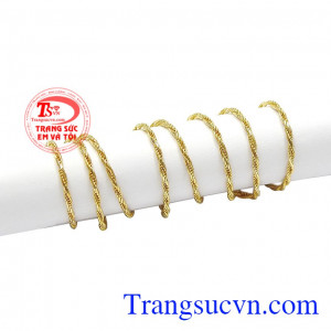 Với chiếc dây chuyền này, các chị em có thể lựa chọn cho mình những trang phục cổ tim hoặc những chiếc đầm mang nét dịu dàng, trang nhã. Dây chuyền vàng Italy 18k rất đẹp