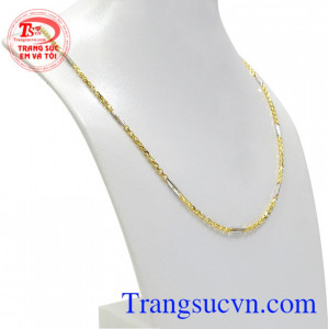 Dây chuyền vàng là mẫu trang sức được cả nam giới lẫn nữ giới lựa chọn để thể hiện phong cách cá tính của mình.