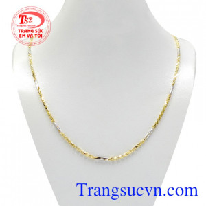 Dây chuyền vàng sành điệu kiểu dáng hợp thời trang và đầy ấn tượng.