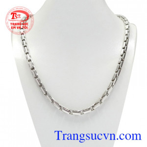 Dây chuyền vàng trắng phong độ được chế tác bản to, sáng bóng tạo vẻ thời thượng cho người đeo.