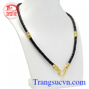 Dây da bọc vàng luôn được rất nhiều khách hàng yêu thích và lựa chọn.