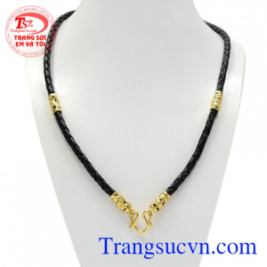 Dây da bọc rồng nam tính là sự kết hợp từ vàng tây 18k cùng dây da bền đẹp.