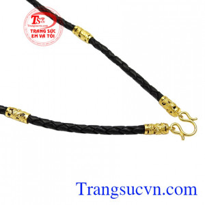 Thiết kế mạnh mẽ, hợp thời trang mang đến cho phái mạnh chiếc dây chuyền ấn tượng.