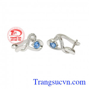 Với phong cách nữ tính, bạn gái dễ dàng kết hợp cùng những trang phục và phụ kiện. Hoa tai topaz đẹp thiên nhiên