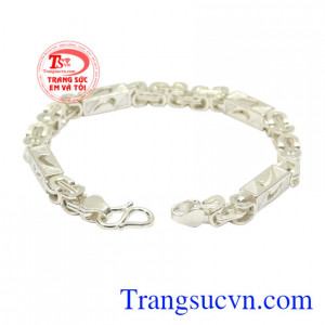 Lắc tay nam bạc được rất nhiều phái mạnh yêu thích bởi vẻ khỏe khoắn và mạnh mẽ.