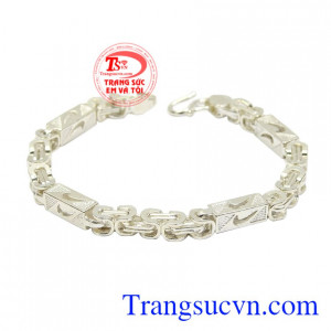 Lắc bạc nam thời thượng được chạm khắc độc đáo mang đến vẻ điển trai cho nam giới.