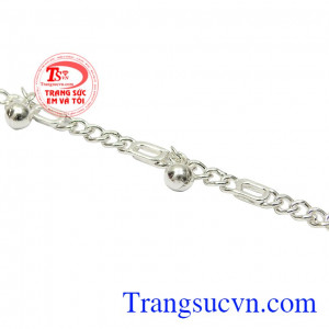 Chính vì thế mà bạc được lựa chọn để làm trang sức, đặc biệt là trang sức dành cho trẻ nhỏ. Lắc bạc trẻ em bé trai