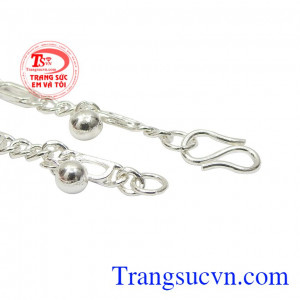 Từ lâu, mọi người đã sử dụng bạc trong đời sống. Lắc bạc trẻ em bé trai