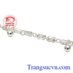 Với chất liệu từ bạc 92.5 giúp cản gió và kháng khuẩn tốt mang đến sự bảo vệ cho con yêu của bạn. Lắc bạc trẻ em dễ thương