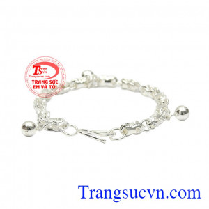 Lắc bạc trẻ em dễ thương được chế tác theo hình quả đậu ngộ nghĩnh.