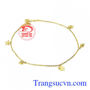 Người ta tin rằng nếu tìm thấy cỏ 4 lá là báo hiệu sắp có điều may mắn xảy ra.