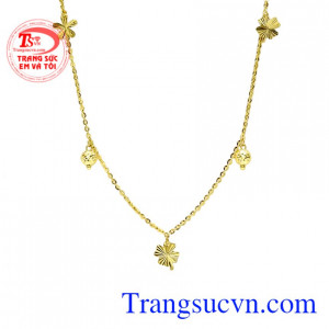 Lắc chân nữ may mắn dễ dàng kết hợp cùng các kiểu trang phục.