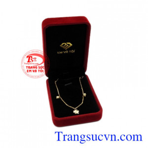 Lắc chân nữ may mắn đẹp.