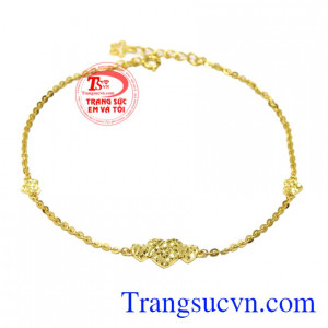 Lắc chân trái tim yêu thương được thiết kế với kiểu dáng nữ tính, đẹp mắt.