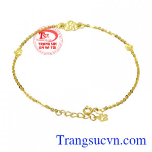 Các nét phay tinh tế, bắt sáng giúp đôi chân người dùng dàng thêm dịu càng và cuốn hút hơn.