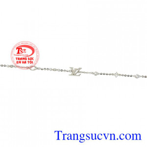 Sản phẩm giúp các cô gái khoe được đôi chân thon dài và đem lại vẻ thanh thoát trong mỗi bước đi.