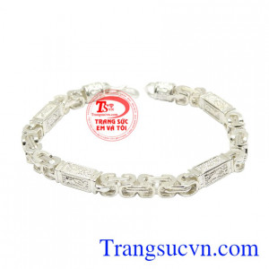Lắc nam bạc phong cách được chế tác tỉ mỉ giúp nam giới toát lên được khí chất phong phái đàn ông.