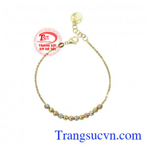 Với chiếc lắc tay này phái đẹp có thể thỏa sức kết hợp cùng nhiều kiểu trang phục tạo vẻ ấn tượng và nổi bật cho các cô gái.