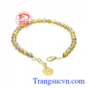 Chiếc lắc tay này sẽ đem lại vẻ thời thượng, nữ tính giúp các cô gái trông nổi bật và ấn tượng hơn.