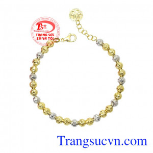 Lắc tay bi hiện đang là xu hướng trang sức được giới trẻ yêu thích.