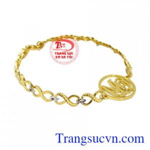 Lắc tay chữ vàng hiện đang là xu hướng trang sức gần đây hợp thời trang mà lại không bị lỗi mốt.