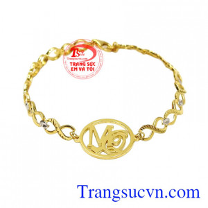 Lắc tay chữ độc đáo được chế tác tỉ mỉ và cẩn thận tạo độ sáng bóng cho sản phẩm.