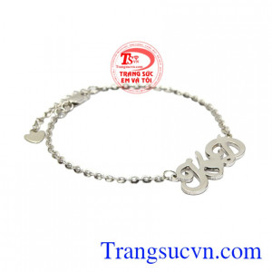 Lắc tay chữ hiện đang là xu hướng trang sức được giới trẻ đặc biệt yêu thích.