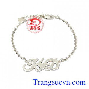 Lắc tay chữ vàng trắng tinh tế được chế tác kiểu dáng cổ điển nhưng vẫn tạo nét thu hút cho người đeo.