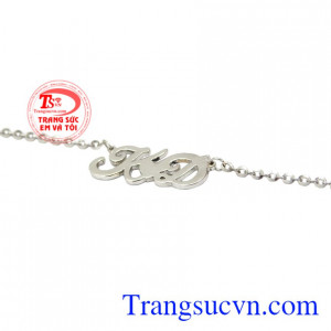 Các cặp đôi có thể đặt làm lắc đôi để thể hiện tình cảm yêu thương dành cho một nửa của mình.