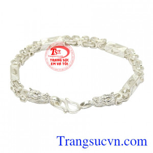 Lắc tay nam rồng bạc được chế tác tỉ mỉ, chạm khắc hình đầu rồng mạnh mẽ, uy quyền.