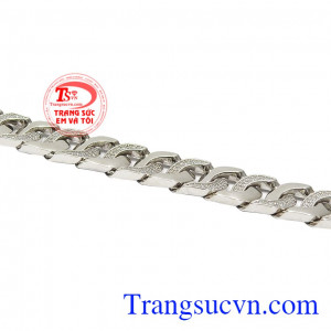 Những chi tiết đá cz cùng chất liệu vàng trắng kết hợp hài hòa mang đến vẻ trẻ trung, năng động. Lắc tay nam vàng trắng phong cách