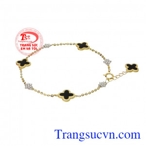 Sản phẩm sẽ tôn lên vẻ xinh yêu cho đôi tay của các nàng, không những thế sự kết hợp hài hòa của vàng trắng và vàng màu giúp da của phái đẹp trông sáng hơn.