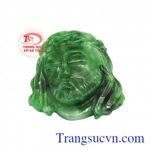 Mặt cẩm thạch chúa Giê-su với những đường nét chạm khắc tinh tế, tỉ mỉ. 