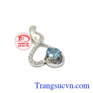 Với kết hợp vàng trắng và viên topaz thiên nhiên mang đến chiếc mặt dây hoàn mỹ. Mặt đá topaz thiên nhiên vàng 18k