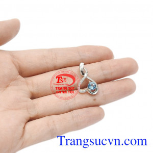 Sản phẩm là món quà phù hợp cho người mệnh thủy và mệnh mộc. Mặt đá topaz thiên nhiên vàng 18k