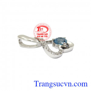 Kiểu dáng trang nhã, quý phái toát lên vẻ đẹp dịu dàng của người phụ nữ phương Đông. Mặt đá topaz thiên nhiên vàng 18k