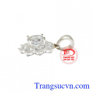 Thiết kế nữ tính, duyên dáng với những chi tiết được làm cách cẩn thận và tỉ mỉ. Mặt dây bạc lấp lánh