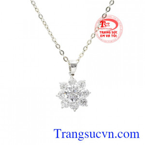 Lựa chọn bạc để chế tác vừa giúp cản gió, kháng khuẩn mà cũng là món đồ trang sức bền đẹp. Mặt dây bạc lấp lánh