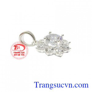Mặt dây bạc lấp lánh bởi những viên đá cz tỏa sáng tạo nên sức hút với người nhìn.