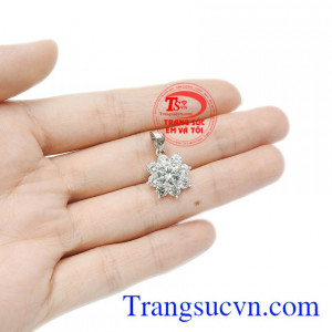 Với những bạn gái yêu thích phong cách trẻ trung và hợp thời trang thì đừng bỏ qua chiếc mặt dây này nhé! Mặt dây bạc lấp lánh