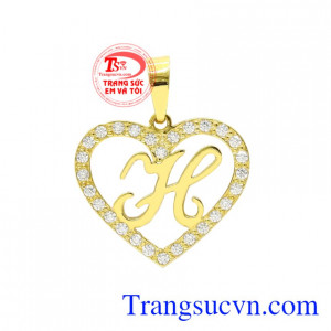 Mặt dây chữ H nổi bật