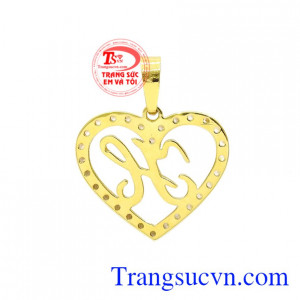 Mặt dây chữ H nổi bật với thiết kế ấn tượng, thu hút mọi ánh nhìn. 