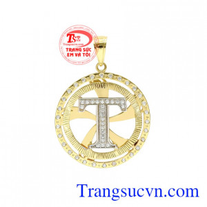 Mặt dây chữ T nam tính được chế tác sắc nét cùng với sự kết hợp hài hòa giữa vàng trắng và vàng màu.