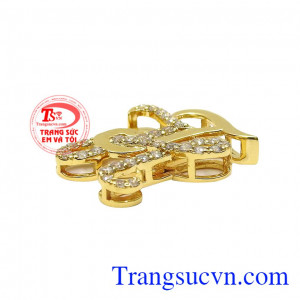 Các nhà chế tác khéo kéo kết hợp vàng tây và đá cz lấp lánh khiến sản phẩm trở nên nổi bật và ấn tượng hơn. Mặt dây chữ TH vàng tây